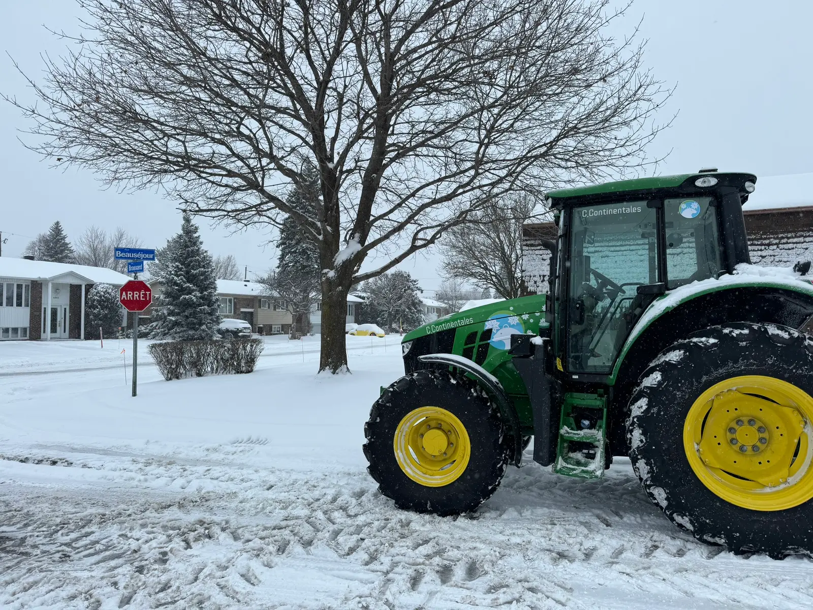 Tracteur de Déneigement Boisjoli dans une rue résidentielle enneigée